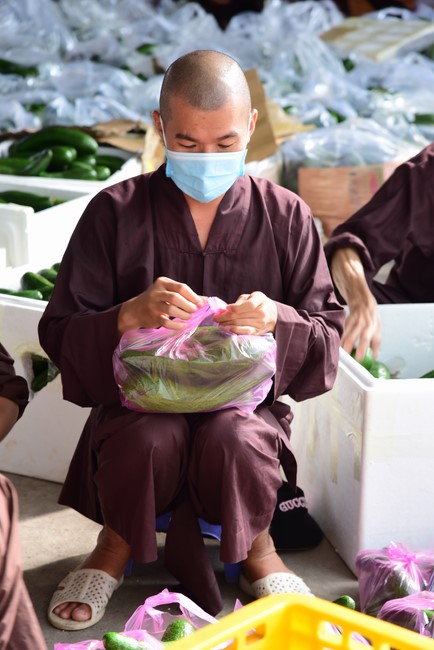 Continuing to support people in need in the Covid-19 pandemic of Hoang Phap Pagoda (series 4)